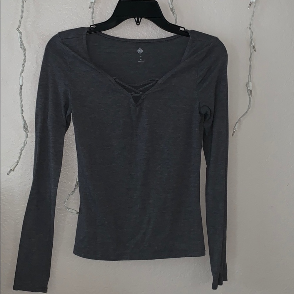 grey long sleeve shirt